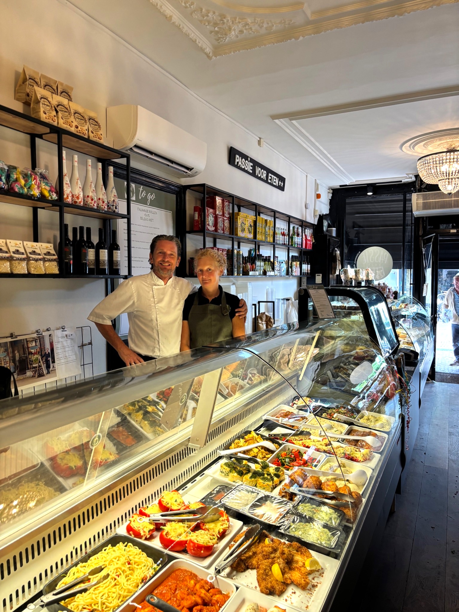Rick en Bianca achter de rijkgevulde vitrine van Passie voor Eten